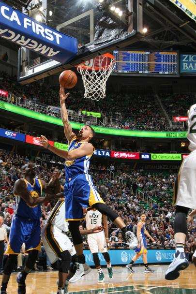 Stephen Curry dei Golden State Warriors va facile a canestro contro Utah Jazz (Getty Images)